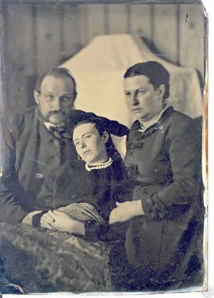 431px-victorian_era_post-mortem_family_portrait_of_parents_with_their_deceased_daughter