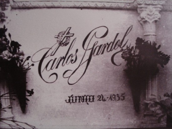 L&aacute;pida de la tumba de Gardel del Cementerio de San Pedro de Antioqu&iacute;a